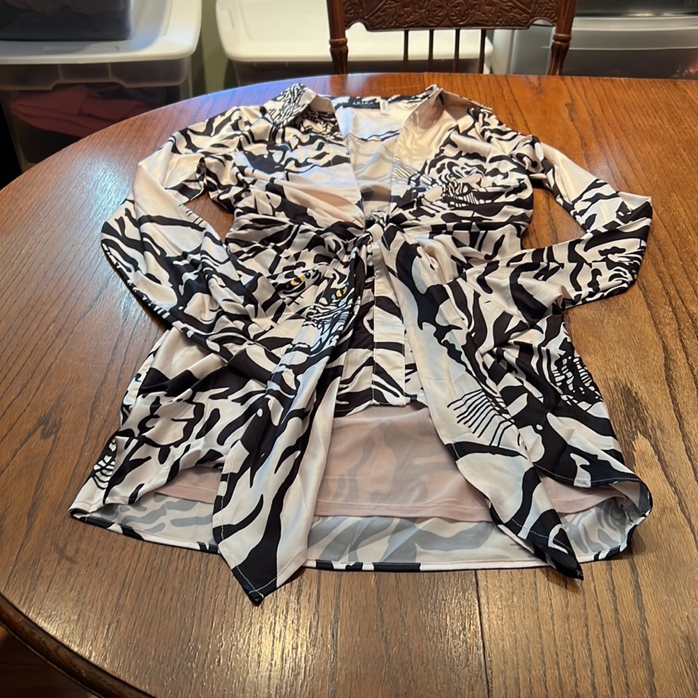 Akira She's Dangerous Low V Mini Dress Ivory Colored With Lion Faces Size XL - Picture 7 of 10